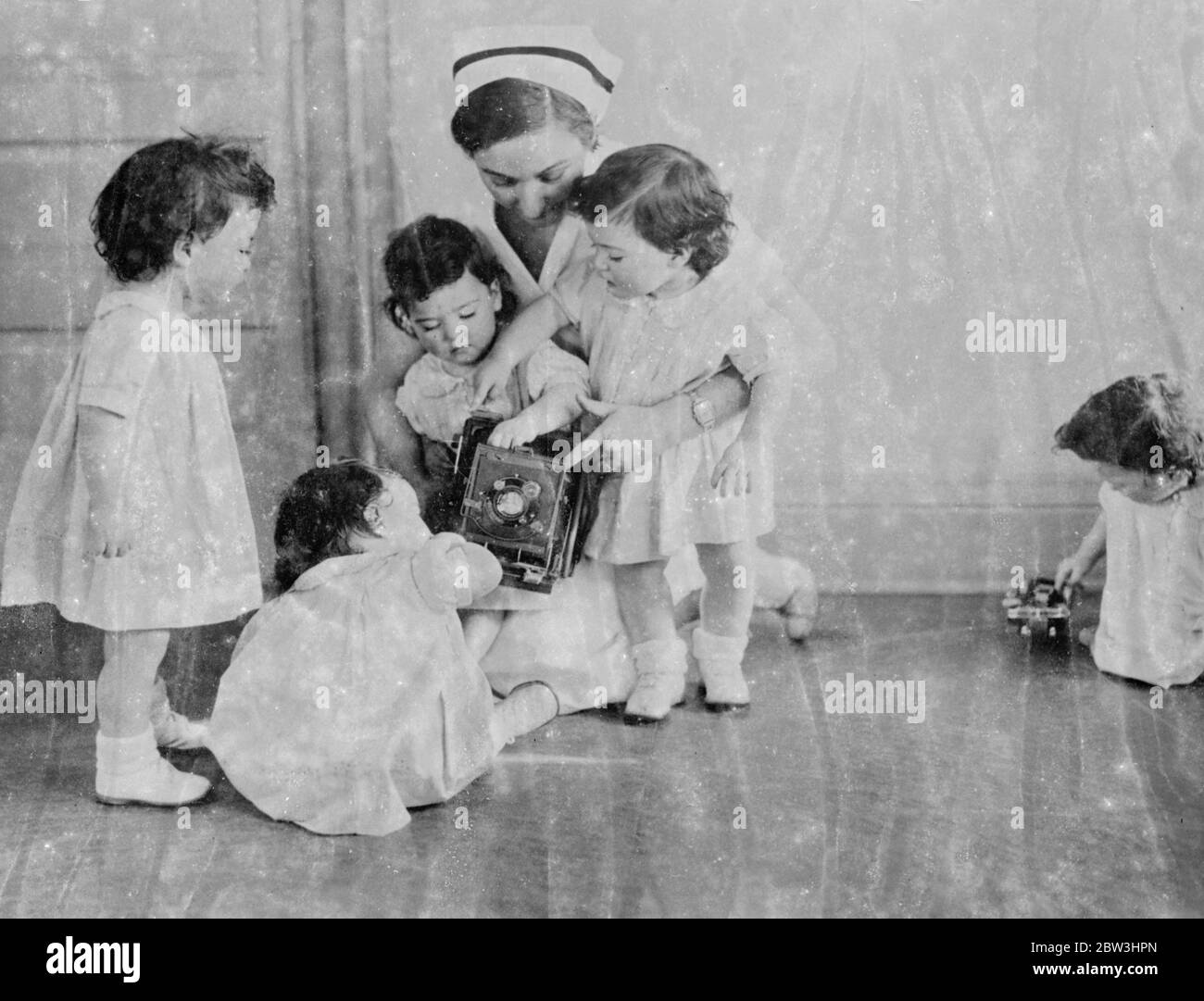 Les Quins veulent trouver que Dicky oiseau ! . Les Quintuplets de Dionne , la plupart des bébés photographiés dans le monde , sont parfois imprégnés du désir de tout savoir sur l'instrument intéressant dans les mains du caméraman . Leur bébé comme la curiosité a souvent des résultats désastreux pour l'appareil photo ! . Photos , quatre des Quintuplets de Dionne écoutant de façon interesute ce que l'infirmière BEROUX a à dire sur le fonctionnement d'une caméra sur le plancher de la garderie à Callender (Ontario) . Cecile , cependant trouve plus de plaisir dans une voiture de jouet . Avec l'infirmière Leroux sont de gauche à droite Emilie , Marie , Annette et Yvonne . 12 juillet 193 Banque D'Images
