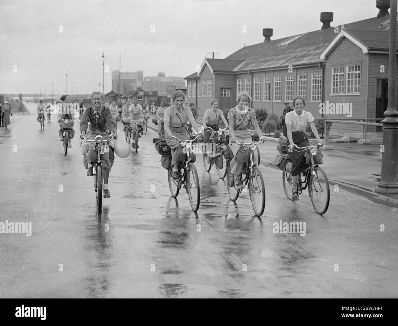 Les écolières allemandes qui visitent l'Angleterre sur des vélos . Une fête de 25 lycéennes allemandes de Hanovre , Allemagne , est arrivée à Southampton sur le paquebot de Brême pour faire le tour de l'Angleterre à vélo . Ils sont à visiter des lieux d'intérêt historique tels que Stratford-on-Avon , Winchester et Londres . La photo montre les écolières allemandes commençant leur visite à vélo de Southampton . 11 juillet 1936 Banque D'Images