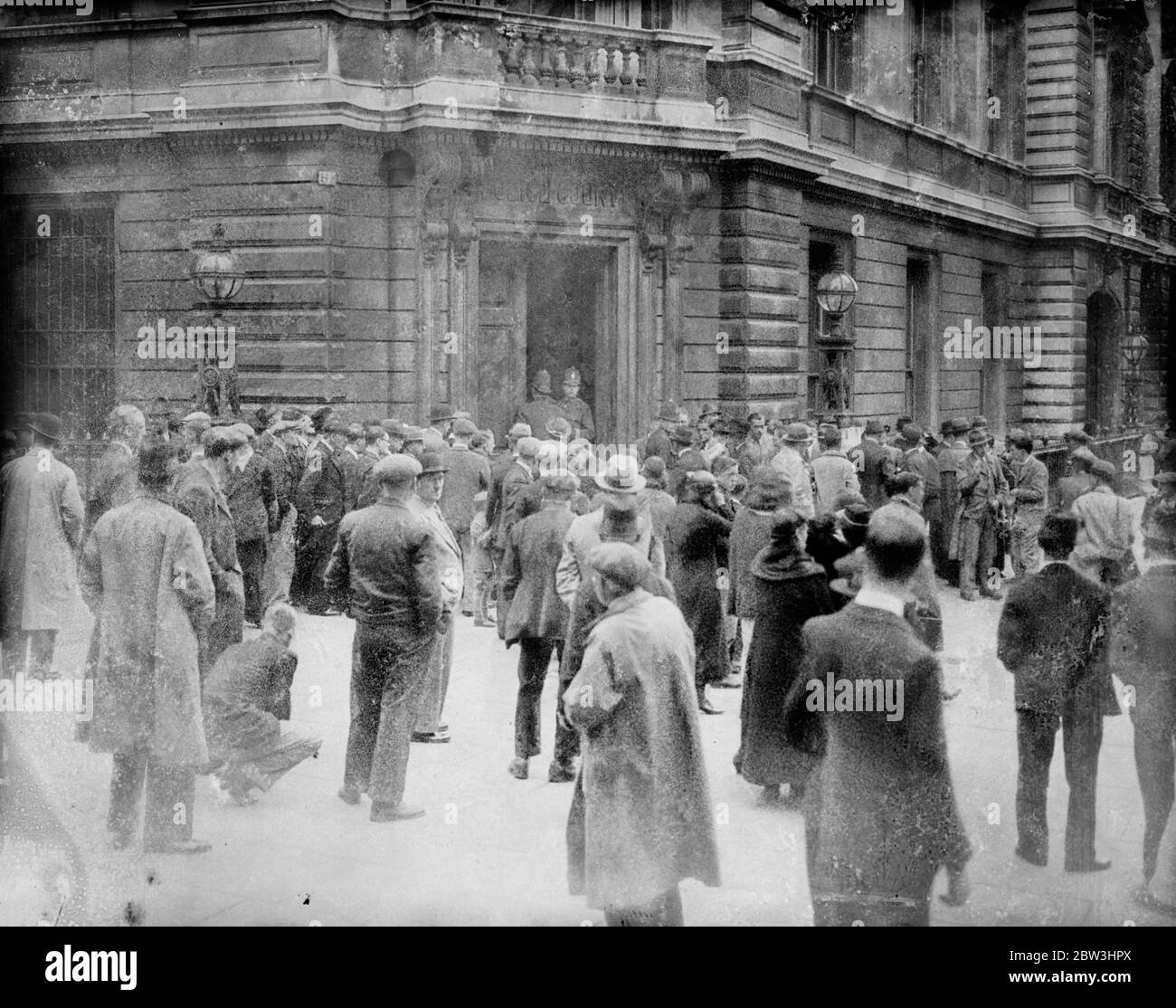 Longue file d'attente à Bow Street quand McMahon apparaît - il y a eu un long compte rendu au tribunal de police de Bow Street quand cet homme qui a été arrêté sur Constitution Hill quand le roi revenait de Hyde Park après avoir présenté de nouvelles couleurs aux gardes , George Andrew McMahon [ alias du fraudeur irlandais Jerome Bannigan ] , a comparu devant le magistrat . Les gens attendaient dès les premières heures dans l'espoir d'obtenir l'admission à la cour. Expositions de photos : la file d'attente à Bow Street . 24 juillet 1936 Banque D'Images