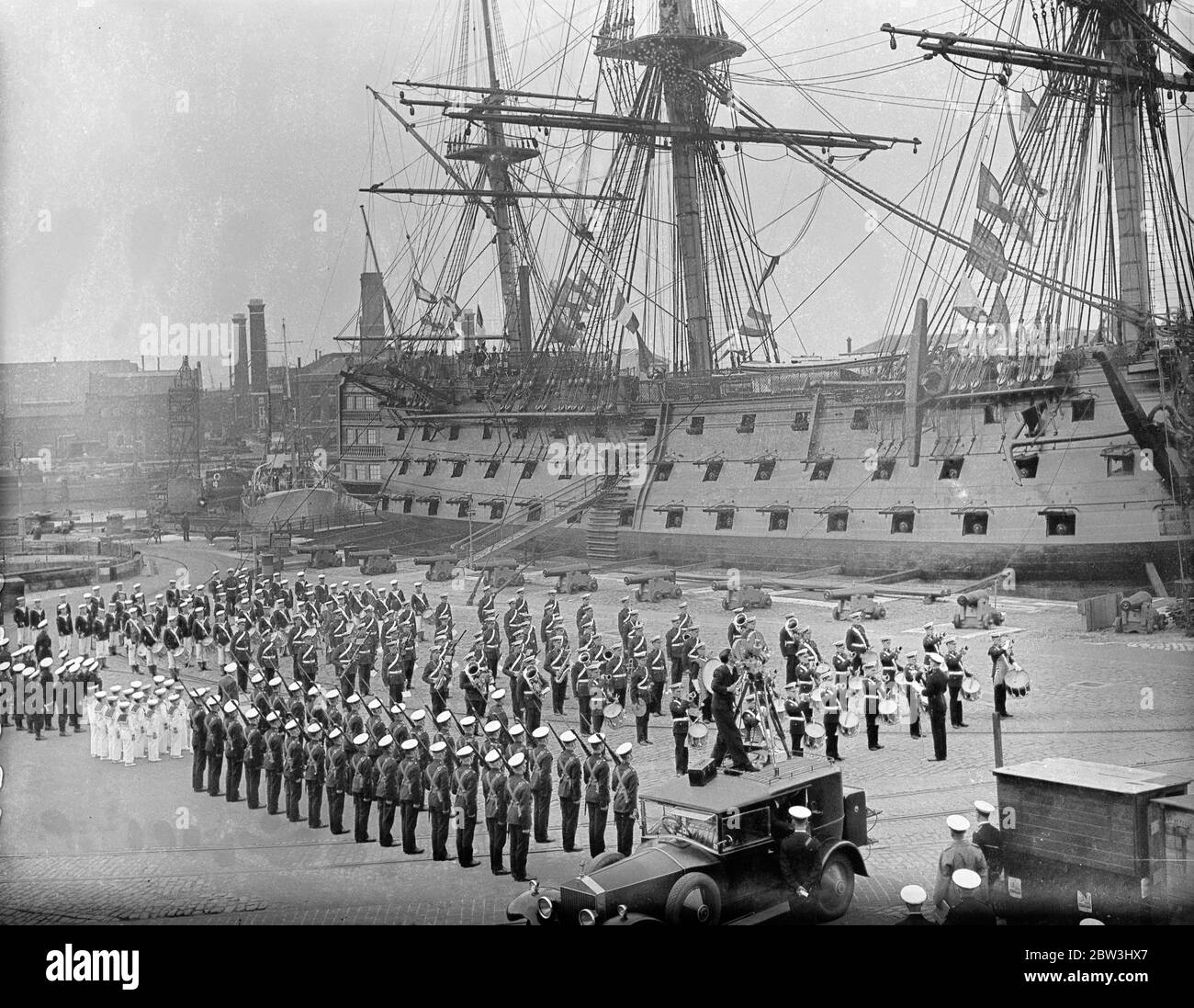 Le célèbre signal de Nelson termine la répétition de la semaine de la marine . Le célèbre signal de Nelson a été de nouveau envoyé par l'ancien HMS Victory à Portsmouth avant de masser les classements navals comme grande finale à la répétition de la semaine de la marine de Portsmouth. Photos , la scène dans l'arène de la victoire, comme le signal a été hissé dans la répétition de la semaine de la Marine de Portsmouth . 30 juillet 1936 Banque D'Images