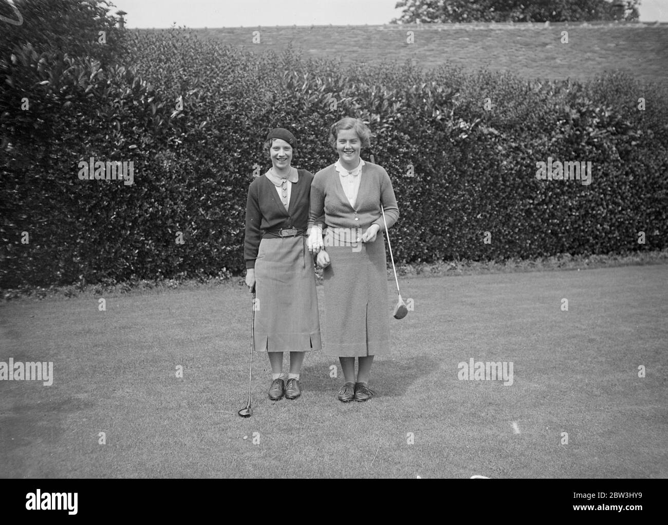 Jessie Anderson bat PAM Barton au 37 ème trou pour le titre de Golf Français . Mlle Jessie Anderson de Perth a réussi à vaincre Mlle PAM Barton, la titulaire du championnat britannique de 19 ans, au 37 trous, lorsqu'ils se sont rencontrés dans la finale du championnat de golf ouvert français pour les femmes sur le parcours de la Boulie près de Versailles. La paire était si uniformément assortie qu'ils étaient tous carrés à la 36 . Photos , Mlle Jessie Anderson ( à gauche ) et Mlle PAM Barton pendant le match . 10 juillet 1936 Banque D'Images