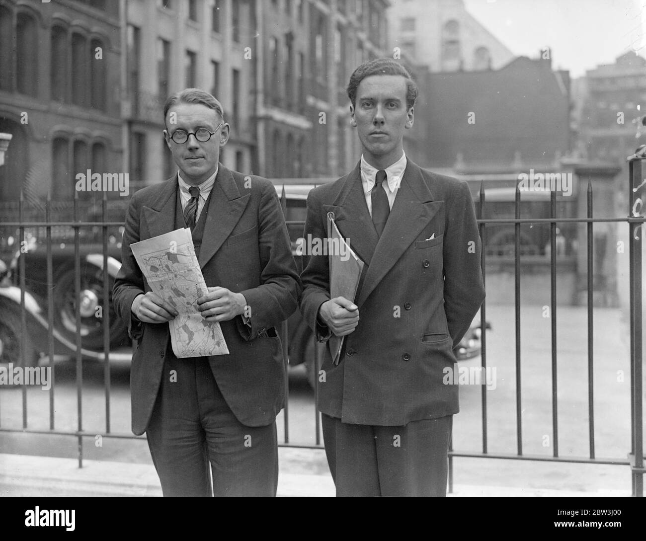 Ambulance de quitter Londres pour la guerre civile espagnole . Une unité d'ambulance organisée par le Dr . Charles Brook est sur le point de quitter Londres pour l'Espagne où il rendra l'aide aux victimes de la guerre civile . Dr . Brook a représenté le Syndicat des médecins praticiens au Congrès du Syndicat des métiers l'année dernière . Photos : Dr . Charles Brook , l'organisateur ( à gauche ) avec M. . K . Sinclair - Louitit , qui va en Espagne avec l'unité , photographié ensemble à Londres . 10 août 1936 Banque D'Images