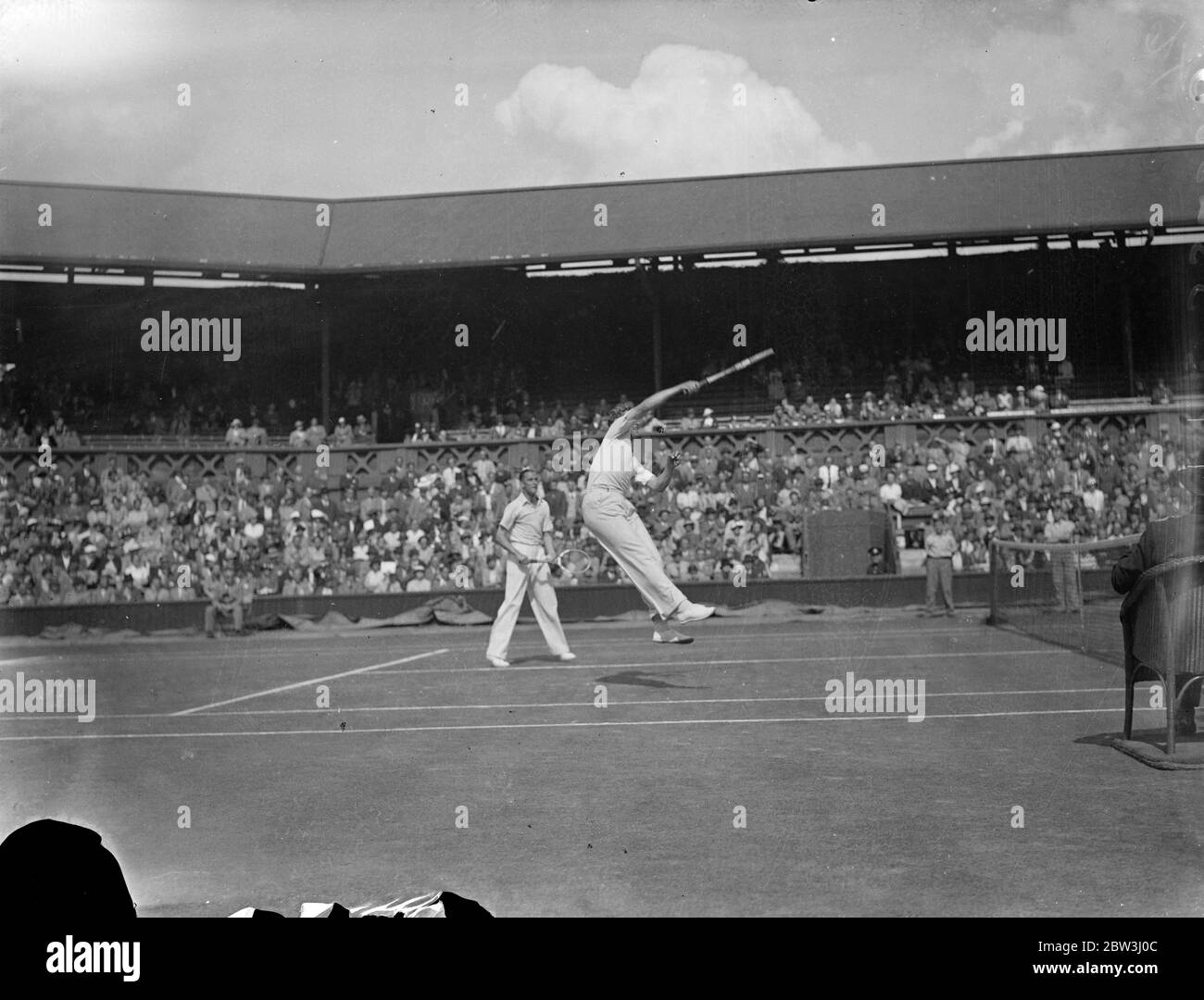 Les champions de Wimbledon rencontrent les Australiens dans Davis Cup doubles . Pat Hughes et Raymond Tuckey , les champions de Wimbledon double , ont rencontré Jack Crawford et Adrian Quist d'Australie dans les matchs de la coupe Davis à Wimbledon . Photos , Jack Crawford et Andy Quist en jeu contre Hughes et Tuckey . 27 juillet 1936 Banque D'Images