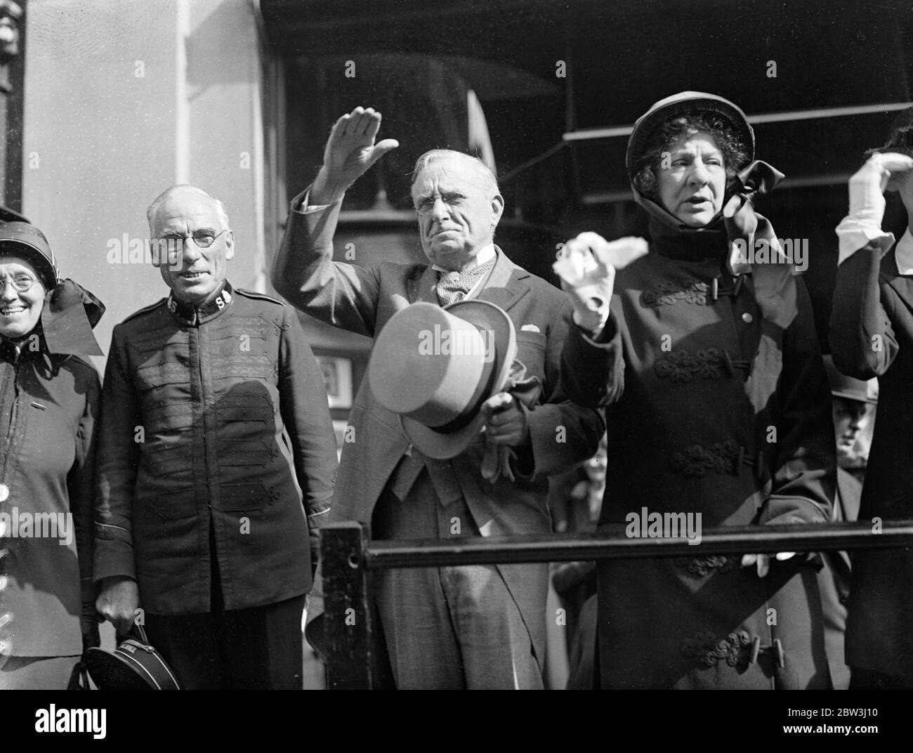 2,000 bidonvilles - habitants en 55 moteur - Coaches Pass Lord Mayor et le général Eva Booth . Cinquante - cinq autocars avec 500 mères et 1,500 enfants des bidonvilles de Londres à bord passe en revue devant le Lord Mayor of London , Sir Percy Vincent , et le général Evangeline Booth , chef de l'Armée du Salut , Qui étaient postés sur la plate-forme à l'extérieur du quartier général national de l'Armée du Salut, rue Queen Victoria . Les deux mille habitants des bidonvilles quittaient le General Booth en direction de Boxmoor , près de Hemel Hempstead . Photos : le général Evangeline Booth saluant comme les entraîneurs passèrent . Suivant t Banque D'Images