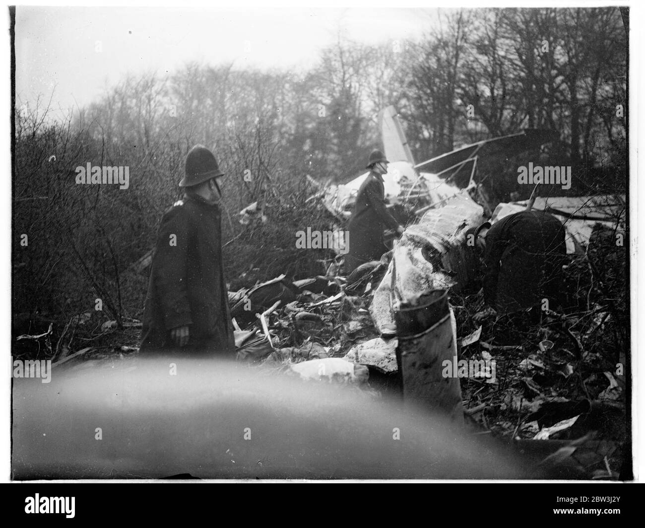 Onze personnes ont été tuées dans le pire accident aérien de Grande-Bretagne . Un avion de ligne belge arrive à Surrey à flanc de colline à 200 miles à l'heure. Onze personnes , tous les passagers et l'équipage d'une machine belge Sabena Airways ont été tués lorsque le paquebot s'est écrasé sur une colline à Tatsfield , Surrey , à près de 200 miles par heure . Le krach est la pire catastrophe de vol civil qui s'est produite en Grande-Bretagne . L'avion volait bas en raison de la formation de glace sur les ailes , et on croit que dans l'obscurité le pilote a déposé pour voir la colline dans laquelle il s'est écrasé . L'épave de la machine était parsemée sur le flanc de colline pendant un demi-mile. S Banque D'Images