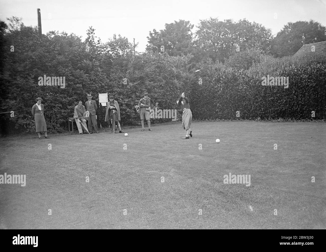 Jessie Anderson bat PAM Barton au 37 ème trou pour le titre de Golf Français . Mlle Jessie Anderson de Perth a réussi à vaincre Mlle PAM Barton, la titulaire du championnat britannique de 19 ans, au 37 trous, lorsqu'ils se sont rencontrés dans la finale du championnat de golf ouvert français pour les femmes sur le parcours de la Boulie près de Versailles. La paire était si uniformément assortie qu'ils étaient tous carrés à la 36 . Photos spectacles , Mlle Jessie Anderson conduite pendant le match . 10 juillet 1936 Banque D'Images