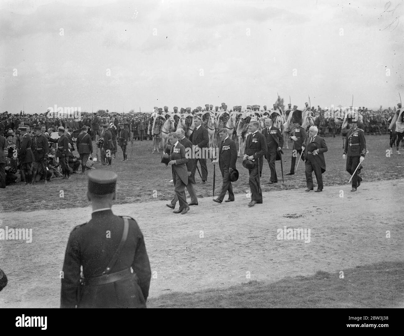 Le Roi dévoile le Mémorial des morts de guerre du Canada au pont Vimy . Ex - militaires parmi une foule énorme . Le roi Edward , en présence du président Lebrun de France et de six mille anciens combattants canadiens , a dévoilé l'impressionnant monument commémoratif des 11,700 Canadiens qui sont tombés sur les champs de bataille sur lesquels le monument est maintenant situé à la crête de Vimy , près d'Arras , en France . Des milliers de personnes qui avaient fait un pèlerinage spécial du Canada étaient parmi les énormes foules rassemblées pour la cérémonie . Photos : le Roi ; en arrière-plan sont les troupes coloniales françaises . 26 juillet 1936 Banque D'Images