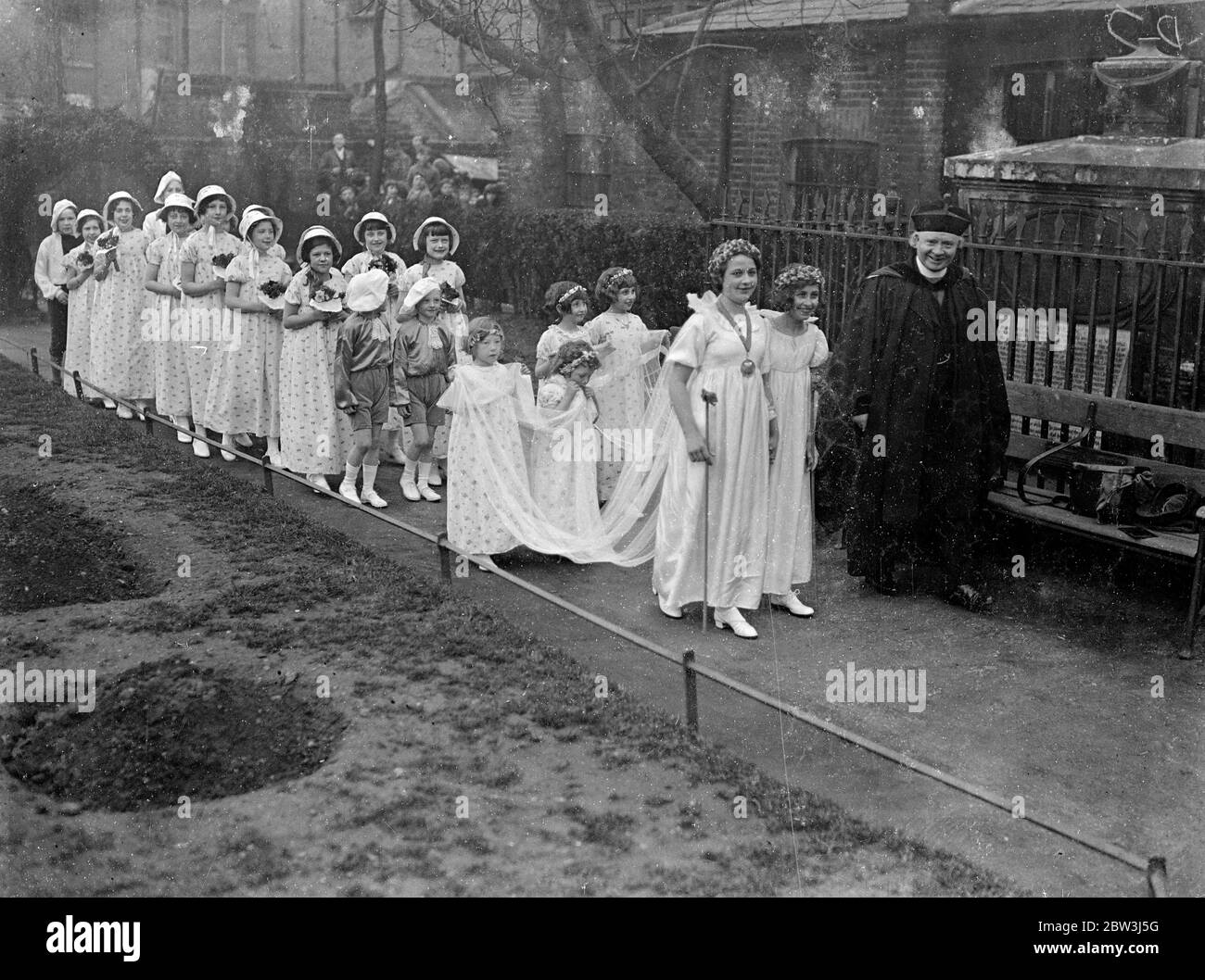 Que la Reine de Walworth . Dolly Miles , 13 ans , a été couronné Reine de mai de Walworth par le Rév herbert Dunnice à la colonie Browning , Walworth . Spectacles de photos , la Reine de mai dans la procession . 1er mai 1936 Banque D'Images