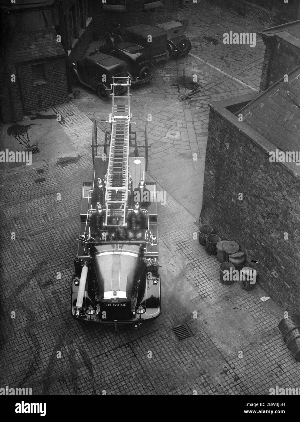 West Ham Fire Engine comme un autocar . Un nouveau moteur d'incendie à l'avant de laquelle sont des sièges si arrangés que les pompiers assis mode de l'entraîneur de moteur derrière le conducteur et l'officier a été acquitté par la brigade de feu de West Ham . Monté sur le moteur est une nouvelle évacuation incendie de 50 pieds entièrement en acier . Il y a une pompe de chaque côté capable de fournir 800 gallons d'eau par minute . Photos , pompiers de Ham Ouest , démonstration de la nouvelle évacuation de 50 pieds tout acier de feu . 10 décembre 1935 Banque D'Images