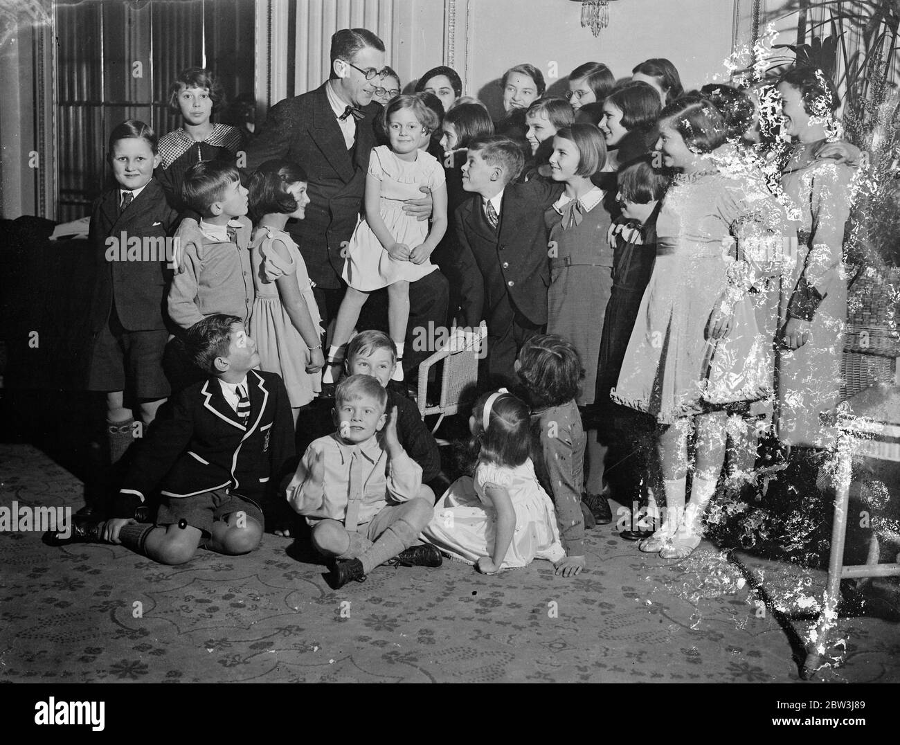 Henry Hall divertit cinq cents enfants à Marble Arch. Henry Hall aime une blague avec les enfants . 27 décembre 1935 Banque D'Images