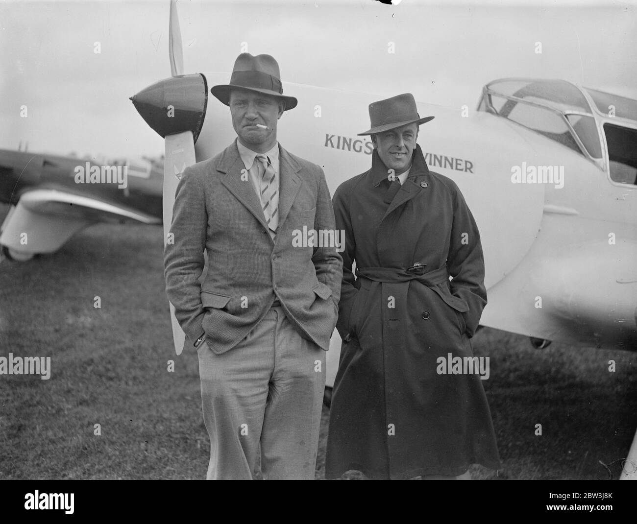 Charles William Anderson Scott à Hatfield dans la course aérienne de la coupe du Roi . Les concurrents de la course aérienne de la coupe King sont revenus à l'aérodrome de Hatfield après avoir terminé le premier circuit de 612 miles . Après le ravitaillement , les avions ont pris le décollage sur le deuxième circuit de la même distance . Photos : le lieutenant de vol Charles William Anderson Scott photographié devant son avion , Miles Falcon , avec son ami journaliste et passager Ronald Walker à Hatfield . 10 juillet 1936 Banque D'Images