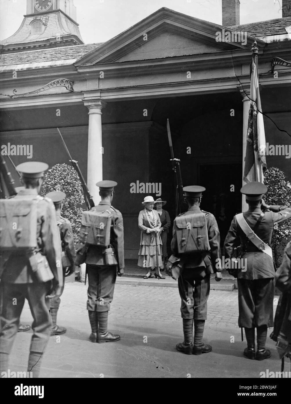 La princesse Louise accueille son régiment . Le 13e Régiment de Londres ( Princess Louise ' s , Kensington Regiment ) , a reçu un accueil officiel de la princesse Louise , Duchesse d'Argyle , à leur retour du camp d'entraînement d'été . Le bataillon a marché dans le Palais de Kensington où la princesse a adressé des officiers et des hommes . Photos, la princesse s'adressant au bataillon, dressée devant le palais de Kensingtonn. 11 août 1935 Banque D'Images