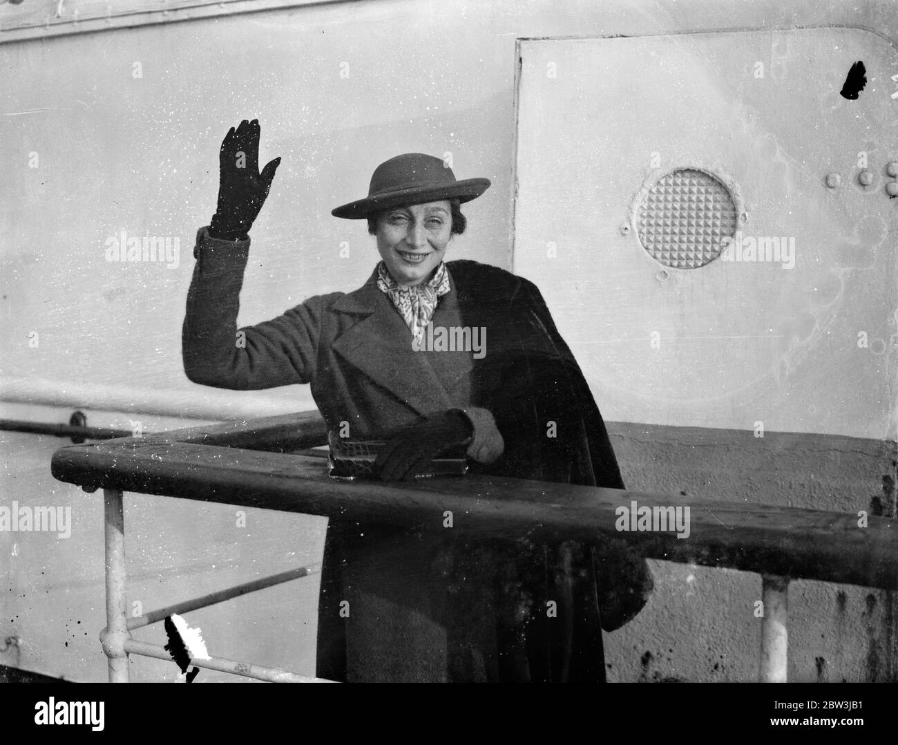 Aline McMahon arrive en Angleterre . Aline McMahon , l'actrice célèbre pour ses rôles 'maternels' , est arrivée à Southampton à bord du SS Majestic d'Amérique . Dans la vie privée, elle est Mme Aline Stein . Photos , Aline McMahon agitant à l'arrivée à Southampton . 13 décembre 1935 Banque D'Images