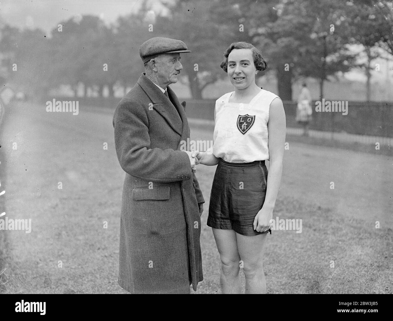 Eileen Hiscock une piste anglaise et un entraînement d'athlète de terrain pour 100 mètres et 4 x 100 mètres aux Jeux Olympiques à venir . Mai 1936 Banque D'Images