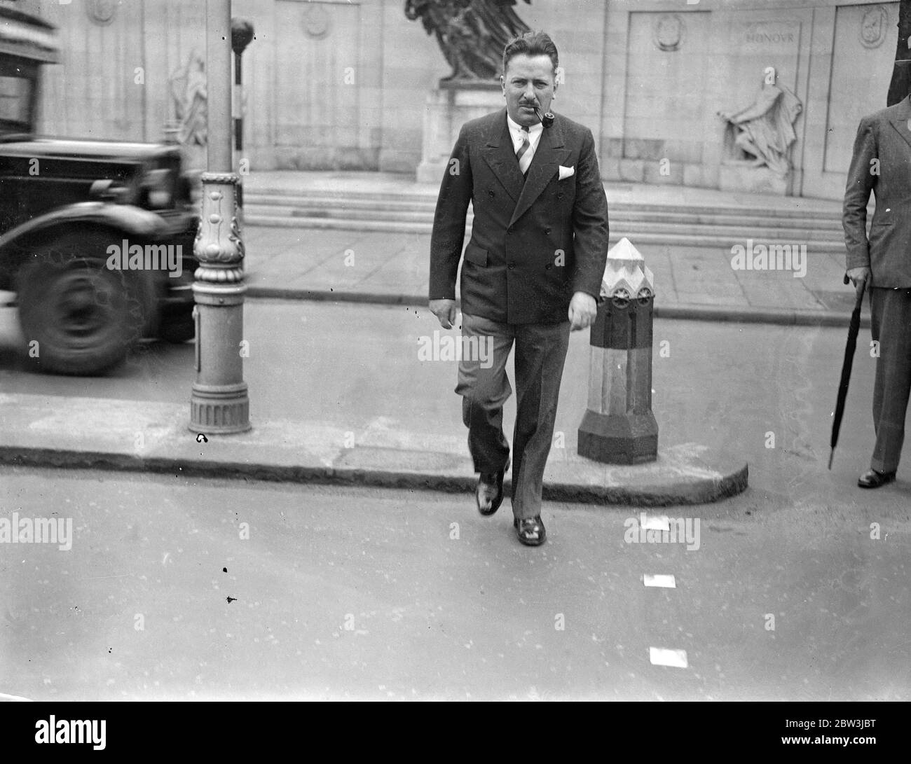 Le gardien de Quint va pour une promenade à Londres . M. David Crobb à pied à Londres . 20 juillet 1935 Banque D'Images