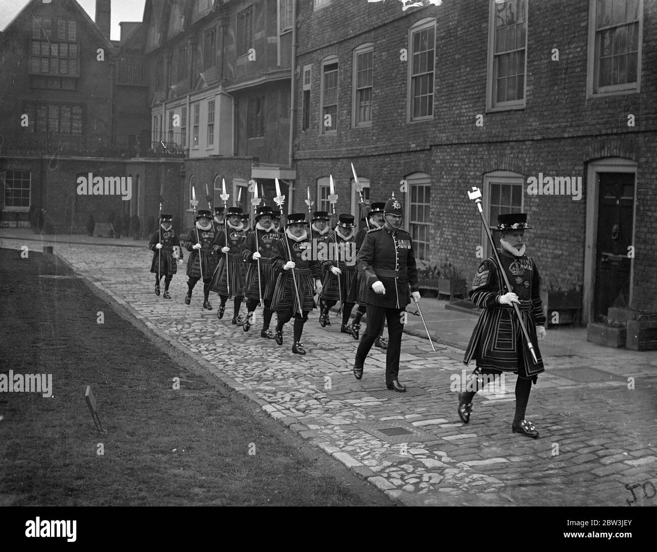 Le gouverneur effectue l'inspection annuelle du dimanche de pâques des Beefeaters à la Tour . Le gouverneur de la Tour de Londres , le lieutenant-colonel W F B Faviell , a effectué l'inspection annuelle des Beefeaters à la Tour le dimanche de Pâques . Expositions de photos , le lieutenant-colonel WFB Faviell inspecte les Beefeaters à la Tour aujourd'hui ( lundi de Pâques ) . 12 avril 1936 Banque D'Images