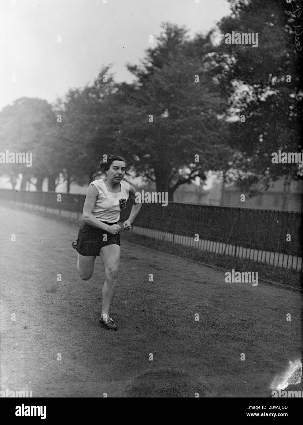 Eileen Hiscock une piste anglaise et un entraînement d'athlète de terrain pour 100 mètres et 4 x 100 mètres aux Jeux Olympiques à venir . Mai 1936 Banque D'Images