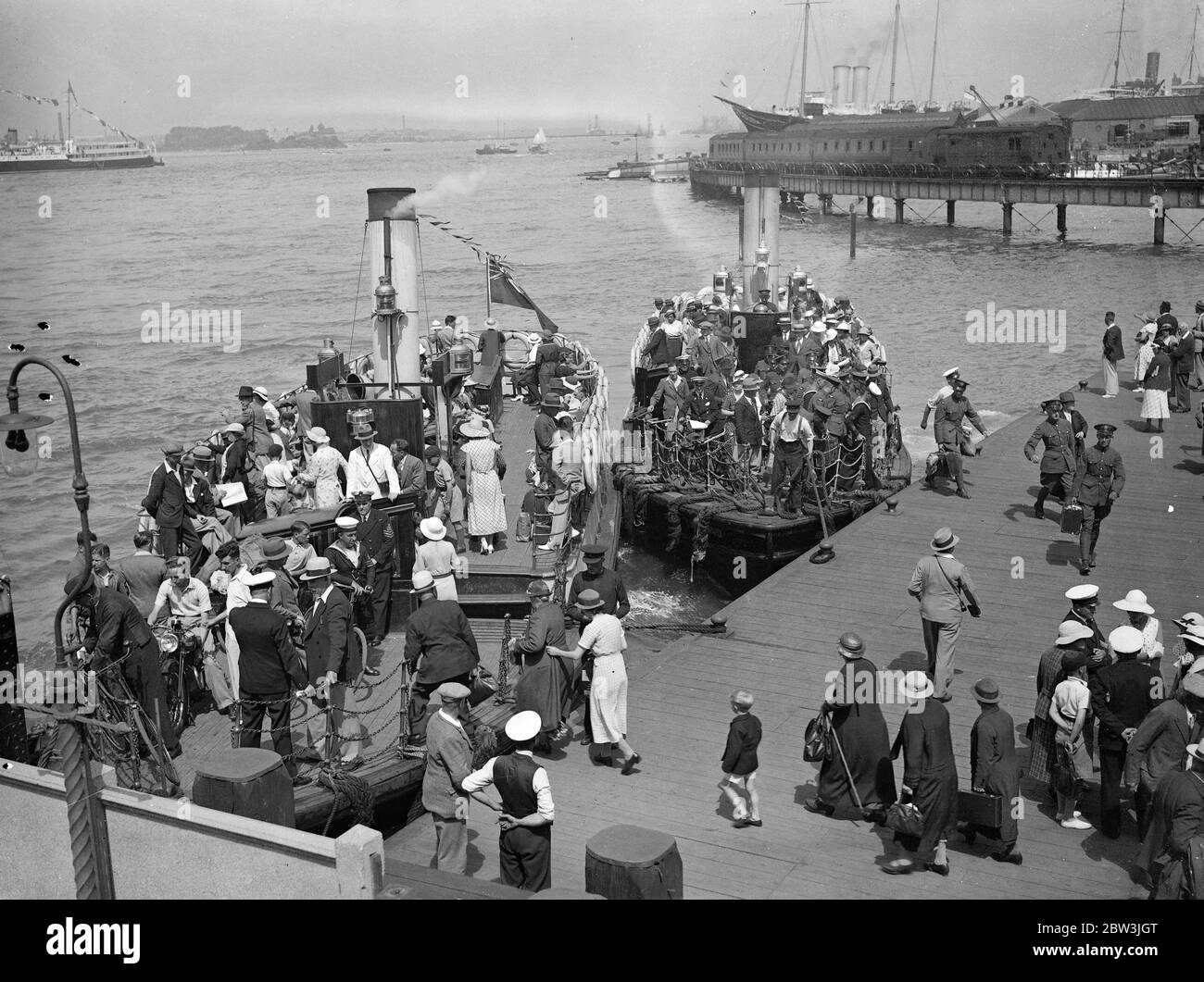 Une foule énorme à Portsmouth pour avis. Une foule fantastique attend sur la scène d'atterrissage du ferry de Portsmouth à Gosport pour amener des bateaux à leurs positions pour la revue navale du roi . Le yacht royal Victoria et Albert est en arrière-plan . 16 juillet 1935 Banque D'Images