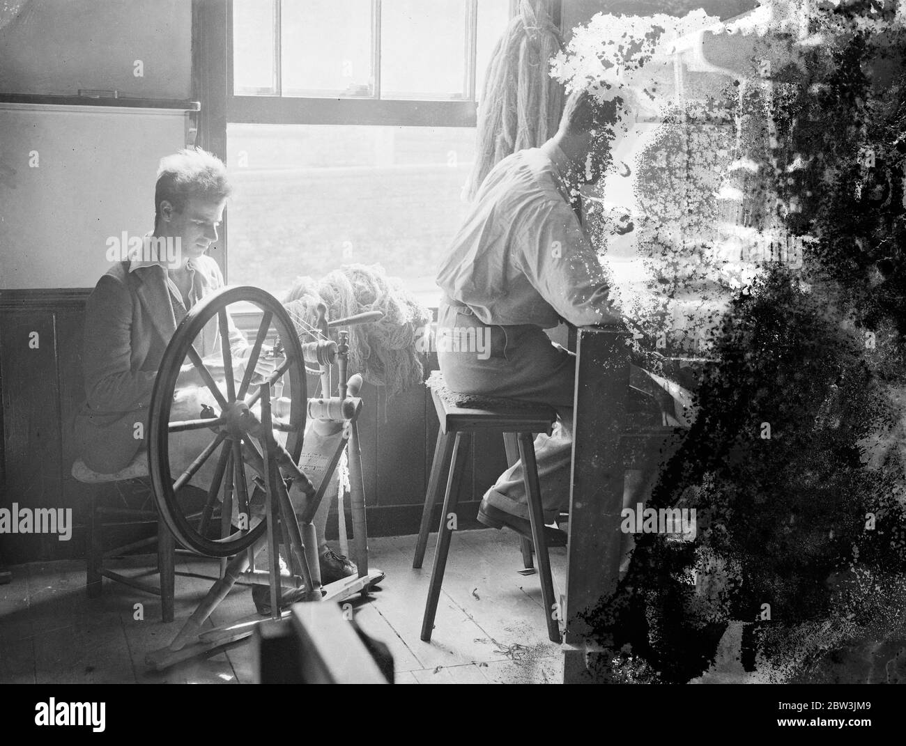 Tissage à la main ressuscité dans le village d'Essex par le Red Priest . M. Arthur Caton , qui s'est tissage à la main depuis plusieurs années , à son métier à main ( à droite ) à Thaxted , Essex . 26 septembre 1935 Banque D'Images