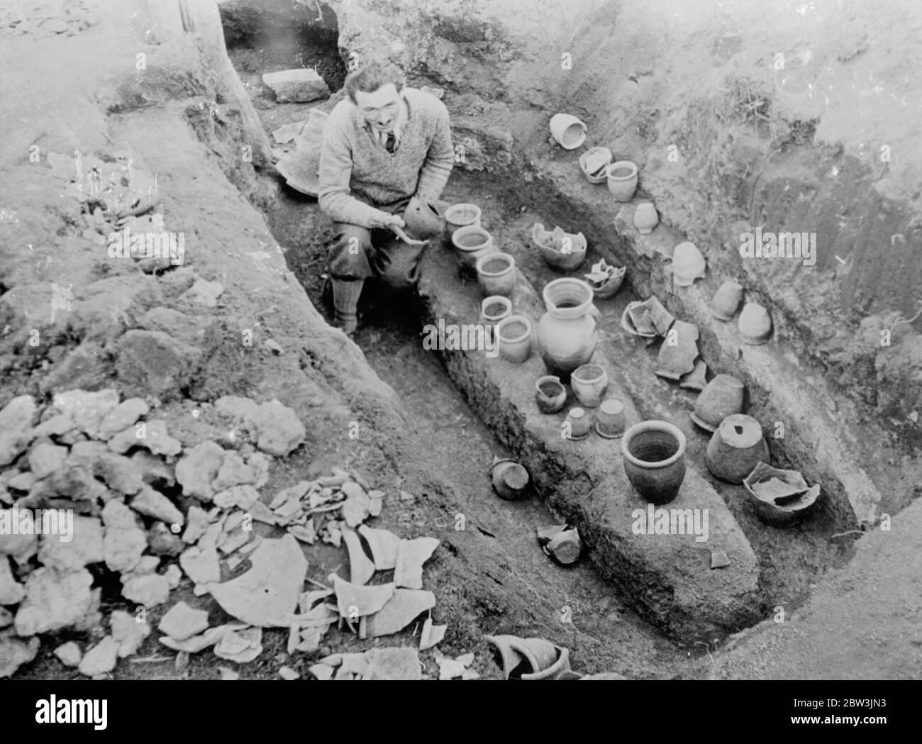 Tombe du XIIIe siècle déterrée en basse-Autriche . Une importante découverte d'archéologue a été faite en basse-Autriche . Une tombe datant du XIIIe siècle a été mise à jour sur des domaines appartenant à l'origine à la famille du Baron von Mirse . Les fouilles ont porté à la lumière des échantillons de poterie d'âge moyen dont certains sont bien prémonés et dont certains sont en fragments . La tombe est ovale et est d'environ trois mètres et demi de long par un et demi large . Expositions de photos , la tombe du XIIIe siècle et la poterie . 14 avril 1936 Banque D'Images