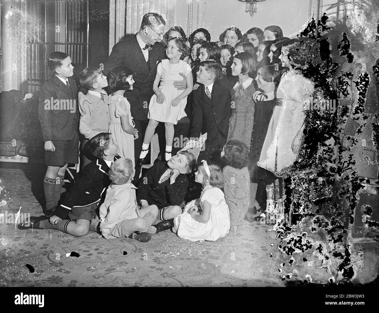 Henry Hall divertit cinq cents enfants à Marble Arch. Henry Hall aime une blague avec les enfants . 27 décembre 1935 Banque D'Images