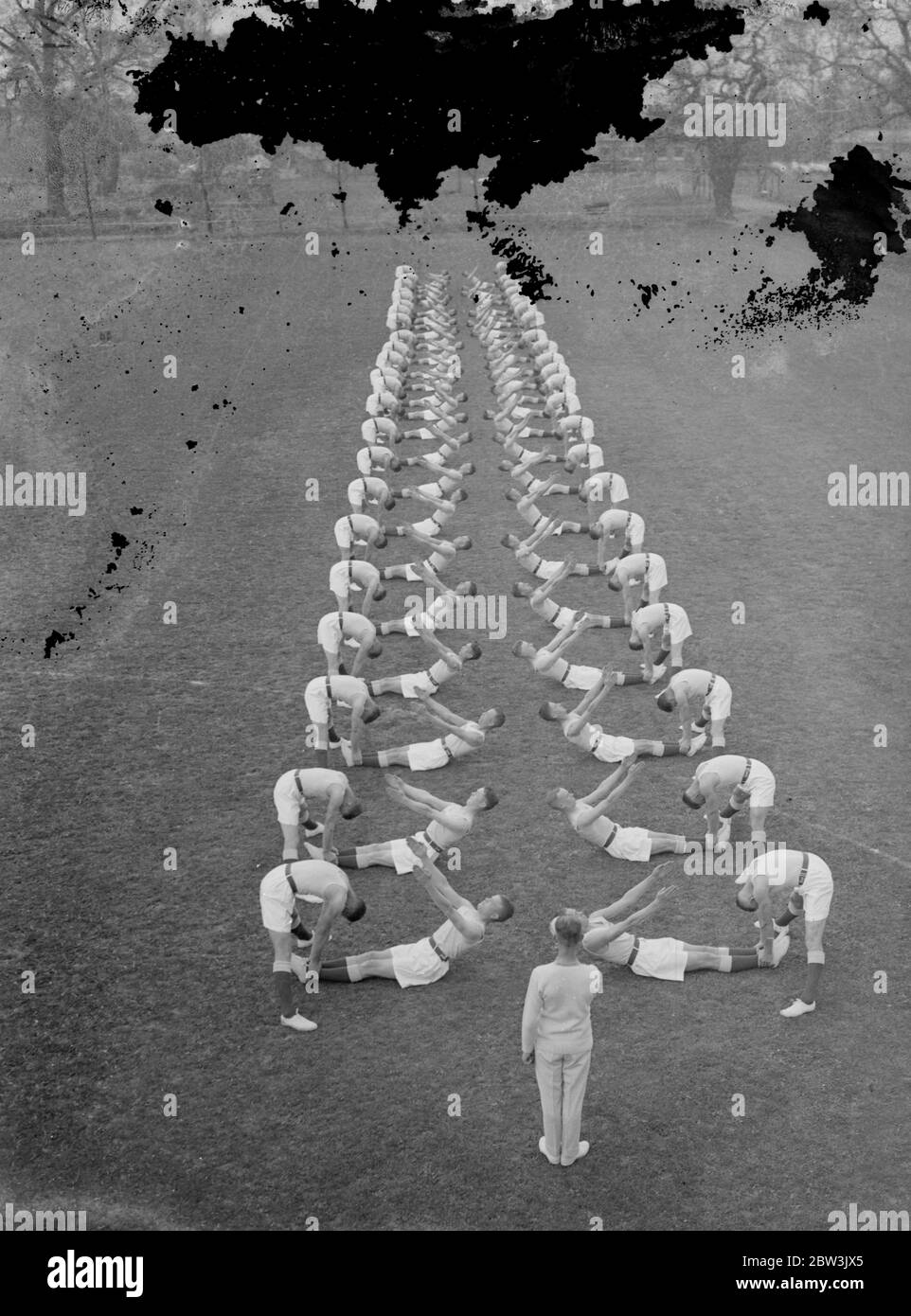 Les hommes de la RAF répètent des maillots physiques pour le tournoi Royal . La partie d'entraînement physique que la Royal Air Force contribue au tournoi Royal à Olympia a répété ses ' coups physiques ' au dépôt de la Royal Air Force, Uxbridge . Photos , un mouvement concerté . 30 avril 1936 Banque D'Images