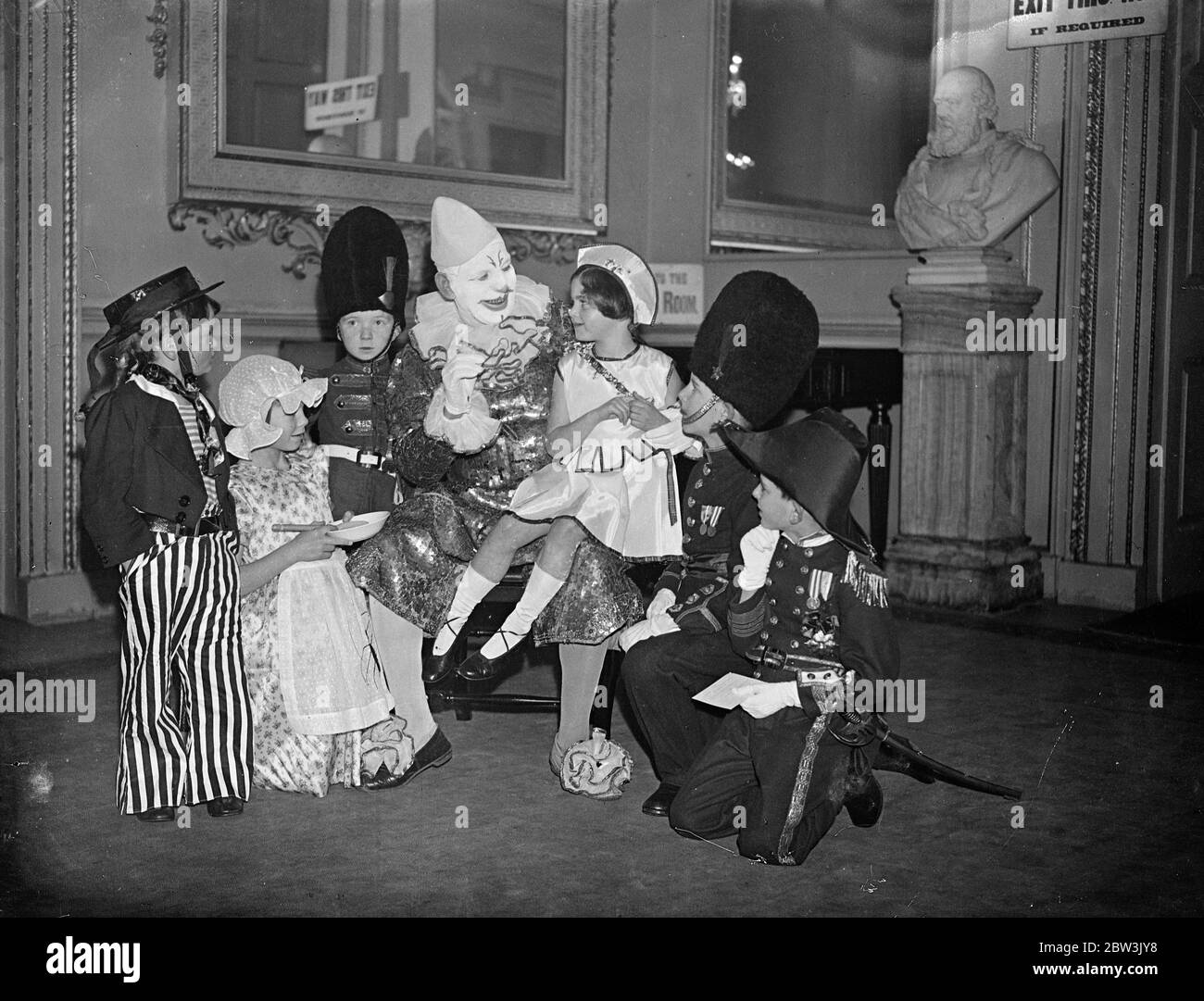 Le cirque clown divertit les invités de Lord Mayor à Mansion House , Londres . Joe Craston , le célèbre Cirque olympique Clown , divertit les invités . 8 janvier 1936 Banque D'Images