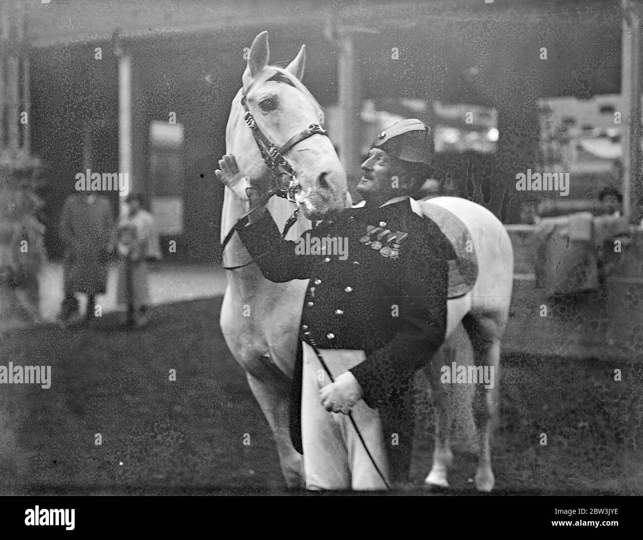 Chef de l'équipe viennoise pour le spectacle international de chevaux . Les cavaliers de l'école d'équitation impériale historique de Vienne ont répété le ballet équin à Olympia , Londres en préparation pour l'ouverture du salon international du cheval le 30 mai . Photos , le chef du comté Herr Zrust et son cheval Elizabeth . Il est le chef de l'équipe . 28 mai 1936 Banque D'Images