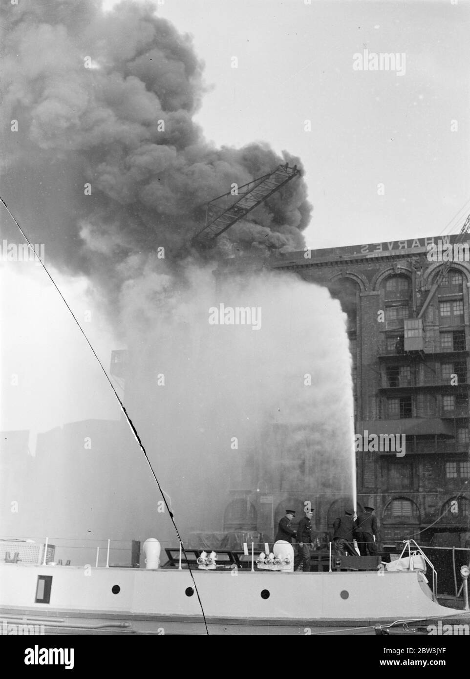 Les flotteurs de feu combattent le grand entrepôt de thé, qui menace le dockland de Londres . Combattre les flammes du feu flotte sur la Tamise . 25 septembre 1935 Banque D'Images