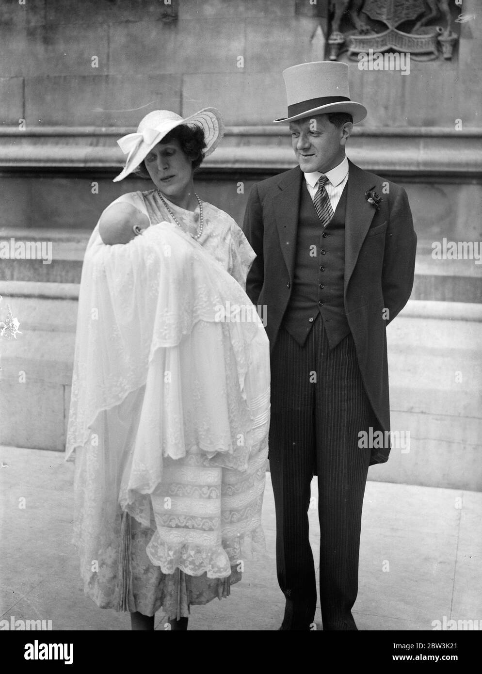 Petit-fils de Lord Dynevor baptisé dans la Chapelle Crypt de la Chambre des communes . M. et Mme Charles Rhys avec le bébé . 22 juillet 1935 Banque D'Images