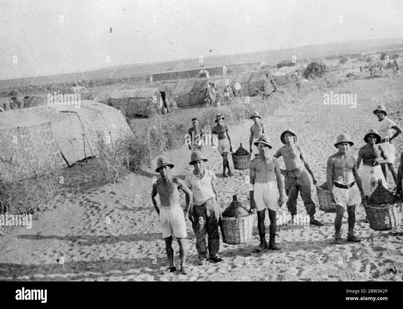 Vin pour la bataille porté Italiens en Abyssinia image par air . Des milliers de gallons de vin arrivent sur les fronts italiens en Abyssinia d'Italie pour rafraîchir les troupes et maintenir leurs esprits . Photos , soldats italiens transportant du vin dans un campement derrière le front nord . 23 novembre 1935 Banque D'Images