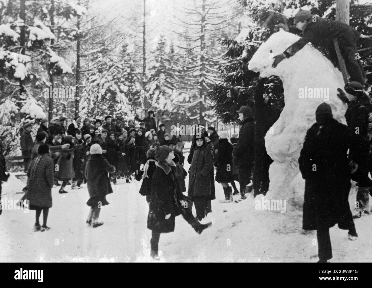Les jeunes esprits pensent comme , sur le sujet de la neige . Partout où la neige tombe, elle suggère la même idée aux jeunes , ' les hommes de neige ' . Avec l'hiver bien avancé et de nombreux approvisionnements de neige avvaillable , les écoliers de Moscou donnent plein de contrôle à leurs propensions artistiques ! . Photo show ' s , les écoliers de Moscou construisent un ours polaire de neige dans le Parc de la Culture et du repos Bubnov Sokolniki . 27 décembre 1935 Banque D'Images