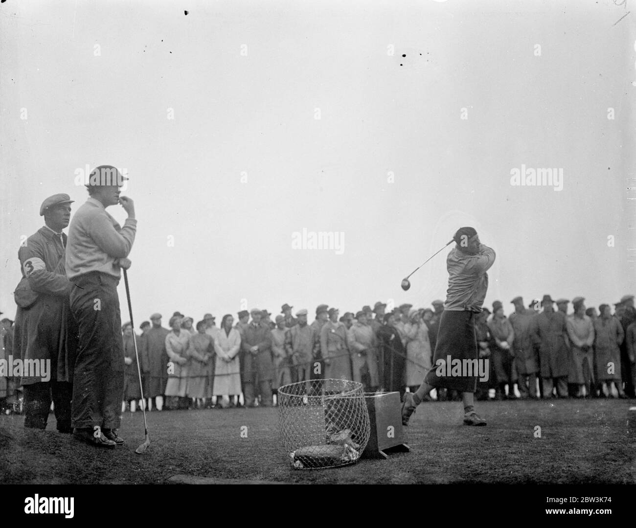 Mme Charlotte Glading , conduite à partir du 7e tee , surveillée par son adversaire vain Barton . Le nom du 7ème trou est Kittle kink . . 7 mai 1936 Banque D'Images