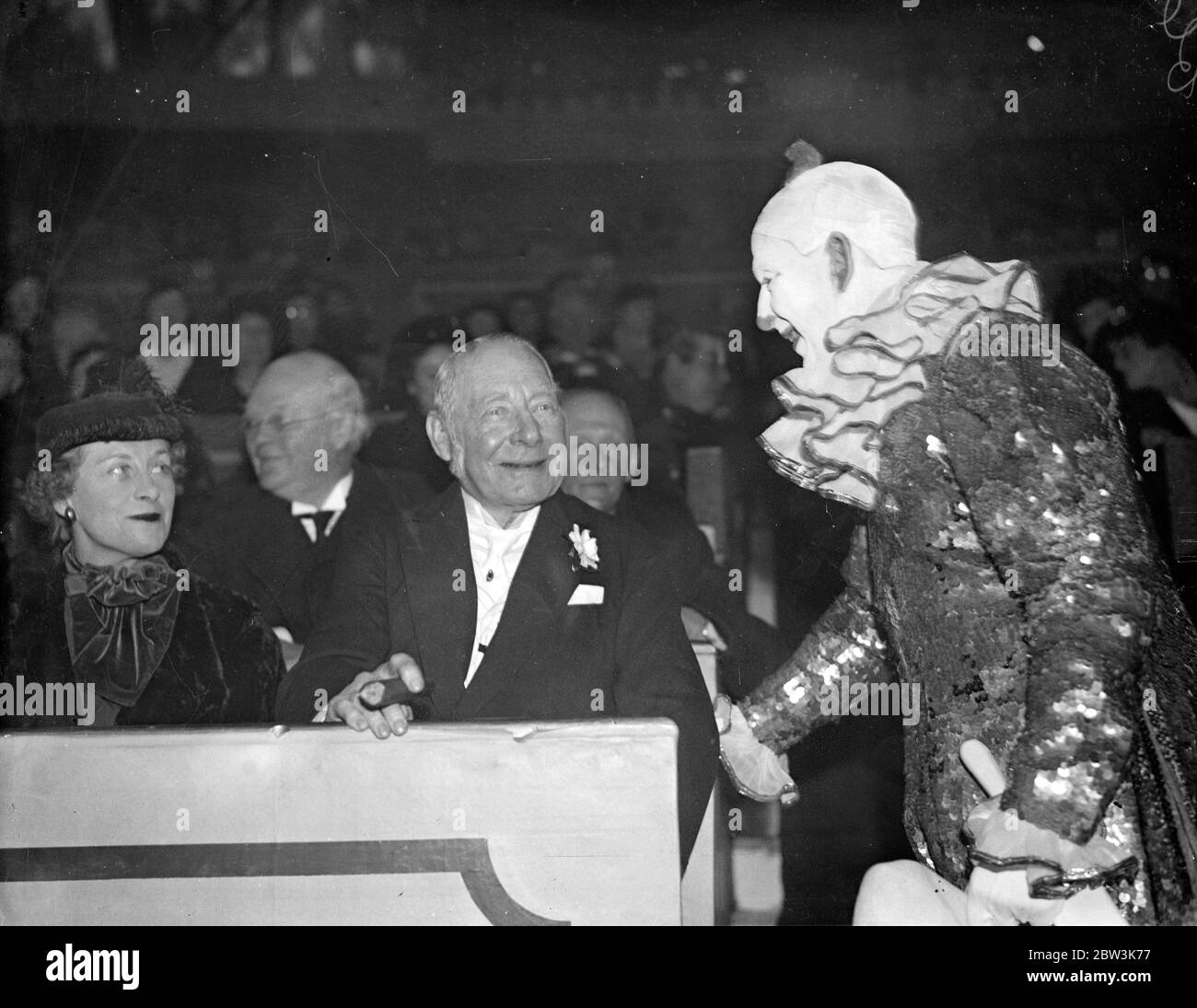 Lord Lonsdale discute avec Olympia Circus clown . Lord Lonsdale parle avec l'un des clowns . 20 décembre 1935 Banque D'Images