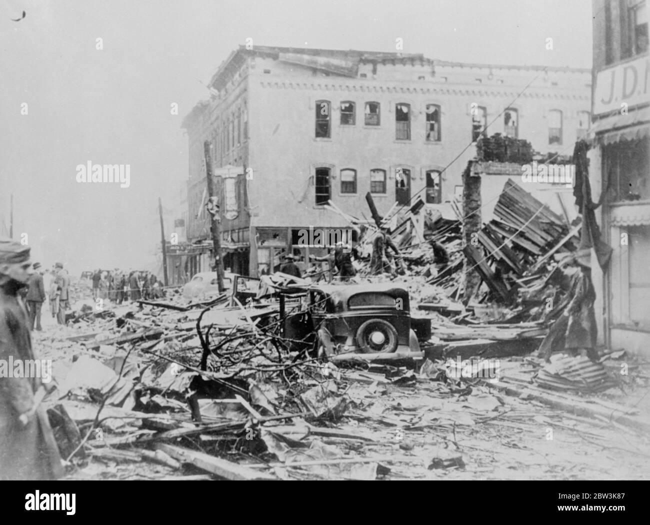 Des centaines de morts et de blessés comme la tornade dévastent le sud de l'Amérique . La scène de la destruction au coeur de Gaineaville , Géorgie , une des villes qui a le plus souffert de la tornade . Les voitures se trouvent au milieu de la rue , où elles ont été laissées par des conducteurs terrifiés pour être battues par les piles de débris des bâtiments naufragés . 15 avril 1936 Banque D'Images