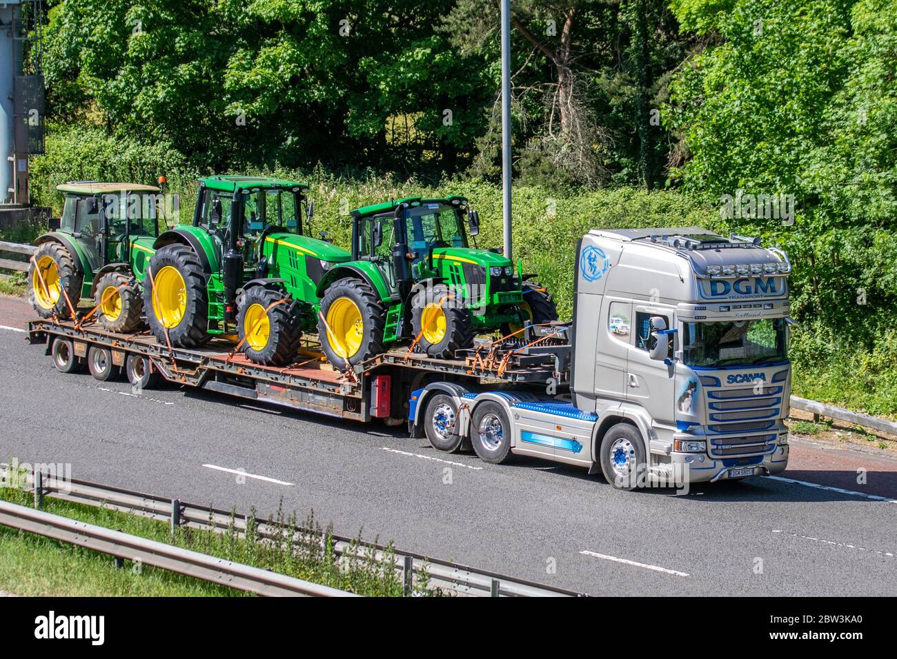 DGM transport Ecosse; camions de livraison de transport, camion, transport de tracteur, camion, porte-cargaison, Scania véhicule, industrie européenne du transport commercial HGV, M6 à Manchester, Royaume-Uni Banque D'Images