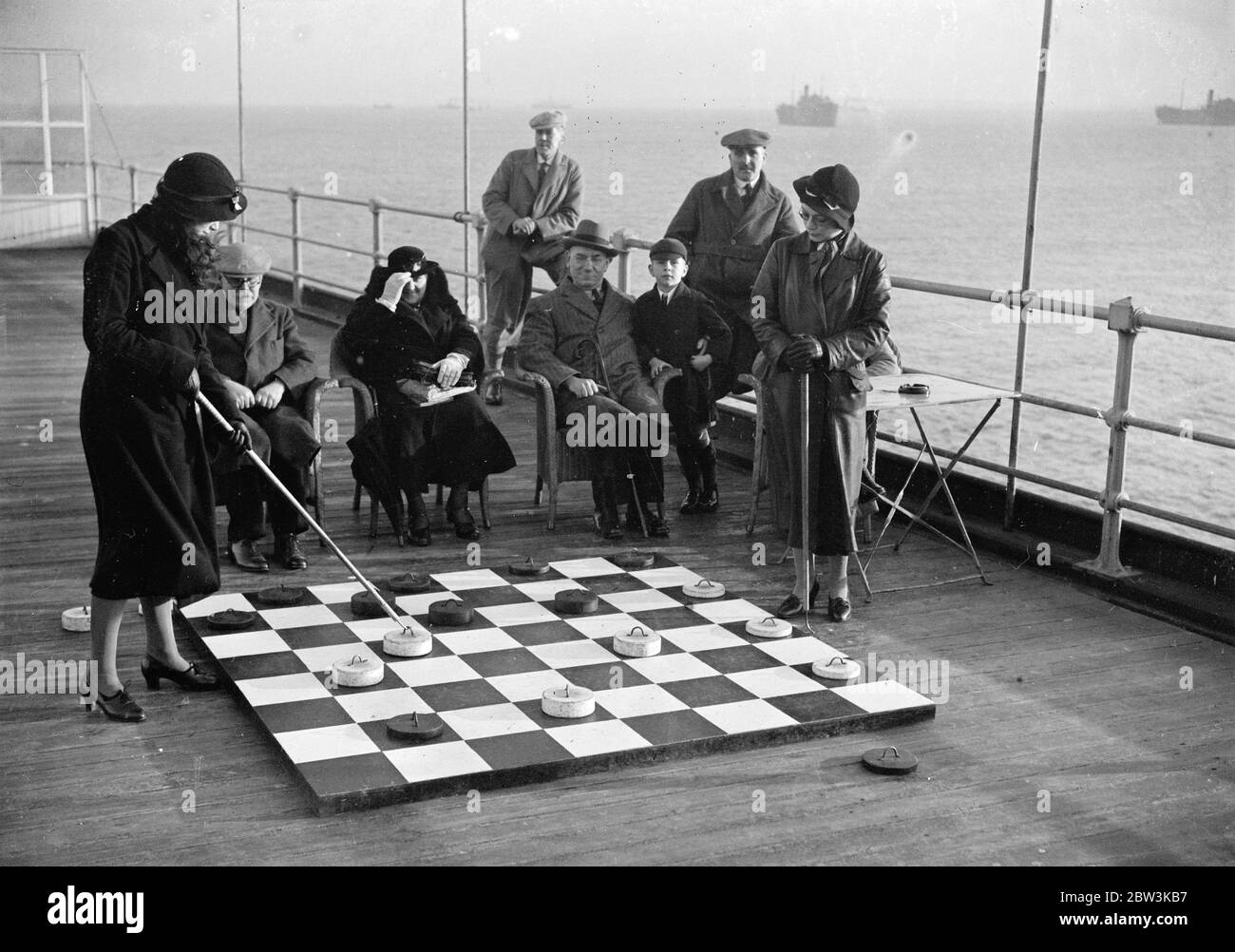 Les joies d'une croisière - en restant au même endroit . Jeux de plate-forme sur la jetée de Southend . Une partie de jeux de cartes sur Southend Pierhead . 25 novembre 1935 Banque D'Images