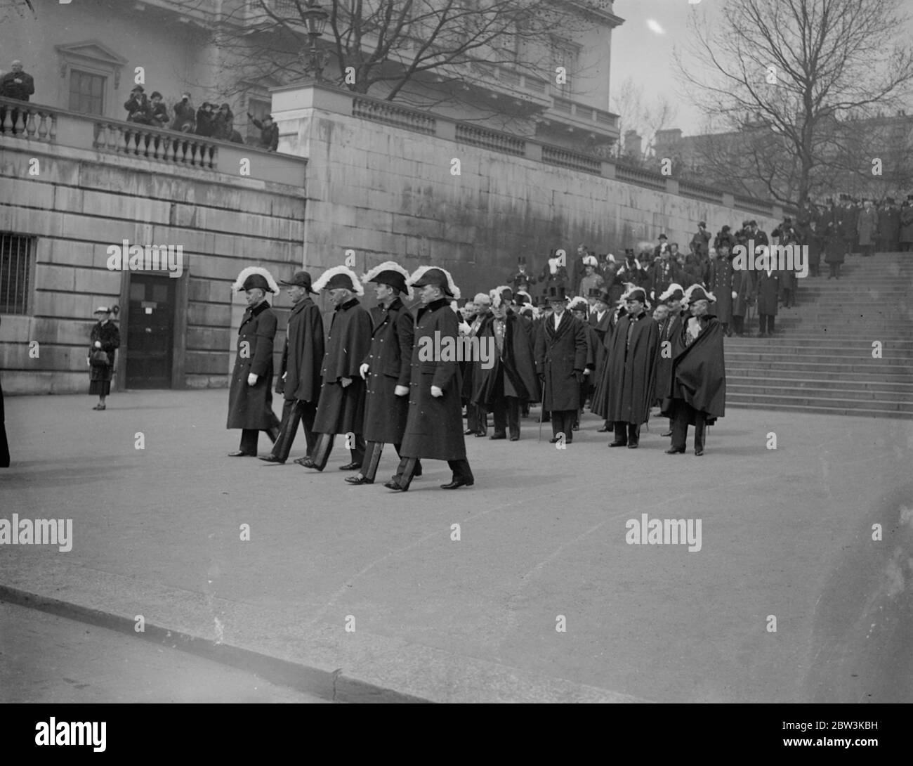 Le corps diplomatique marche en cortège funéraire de l'ambassadeur allemand . Des membres du corps diplomatique de Londres ont marché dans le cortège funéraire de l'Ambassado allemand , le Dr Leopold von Hoesch , de l'ambassade allemande à Carlton House Terrace à la gare Victoria où le corps a été entraîné pour Douvres à être conduit à Ilhelmshaven à bord du HMS Scout du foyer ( H51 ) . Une troupe des Royal Horse Guards , deux compagnies , le groupe et la batterie des Grenadier Guards ont fait le tour de la lance à travers les rues . Dr von Hoesch , est mort le vendredi Saint , à la suite d'une crise cardiaque , à l' Banque D'Images