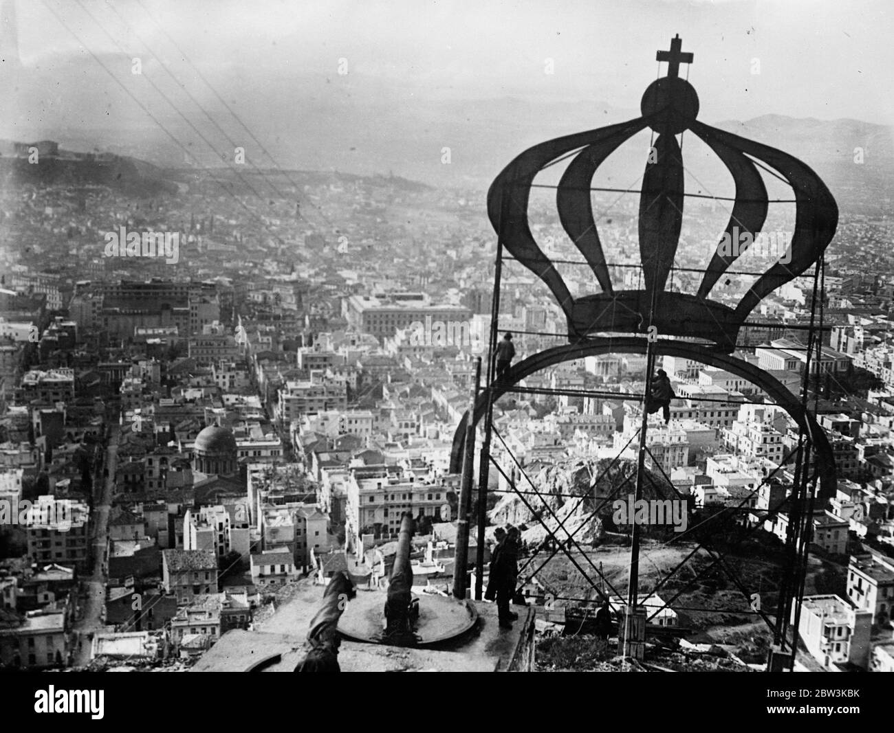 Une grande couronne illuminée brille au-dessus d'Athènes en bienvenue au roi George de Grèce . L'immense couronne illuminée dominant Athènes depuis Lycabette . 22 novembre 1935 Banque D'Images