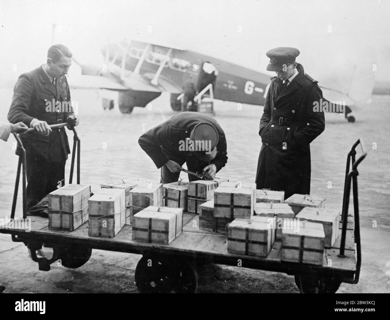 L'or quitte la France par air . Une charge de camion d'or sur le point d'être chargée sur un avion à l'aérodrome du Bourget , Paris . 25 novembre 1935 Banque D'Images