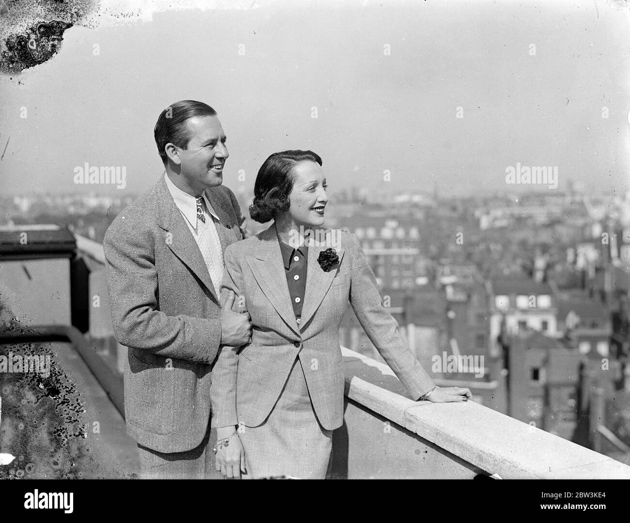 Bebe Daniels et l'acteur de cinéma mari à Londres pour faire première apparition personnelle sur la scène britannique . Bebe Daniels et son mari, Ben Lyon , qui ont été les premiers acteurs américains à faire des photos en Angleterre , sont arrivés à Londres lors d'une visite de retour pour faire leur première apperance personnelle sur la scène britannique . Après quatre semaines d'engagement, ils prévoient de longues vacances avec leur fille de quatre ans, Barbara , en Angleterre et à l'étranger . Bien qu'ils apparaissent sur la scène ensemble , ils ont toujours mades films séparés . Photos , Bebe Daniels et son mari , Ben Lyon , photographiés Banque D'Images