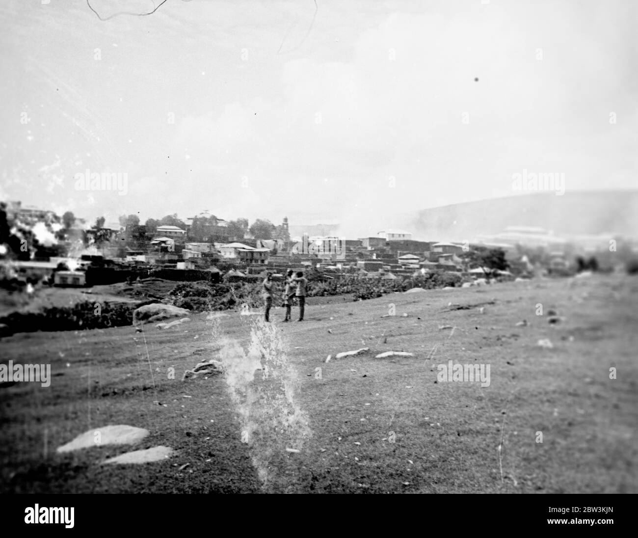 Ces photos reçues à Londres par avion , ont été prises après le troisième bombardement par les Italiens de Hsrar , capitale du sud et deuxième ville d'Abyssinia . Ce troisième raid a laissé Harar une ruine flamboyante , essuyée par des tonnes d'explosifs et de bombes incendiaires . Photo s , les ruines brûlantes de Harar après le troisième bombardement . 25 avril 1936 Banque D'Images