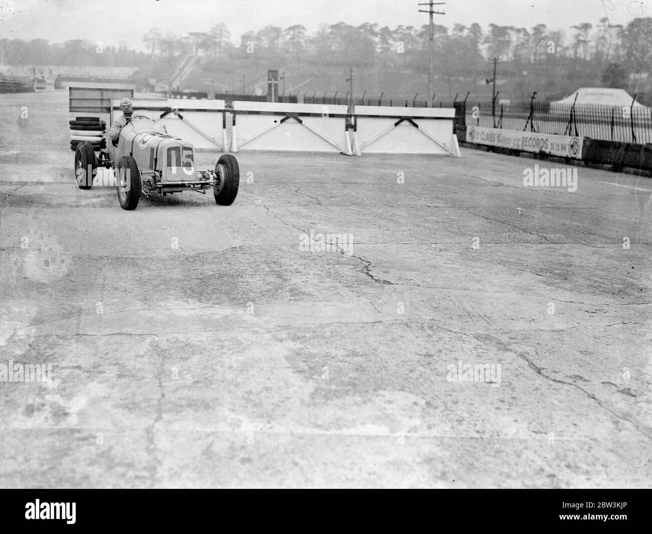 Prince Bira pratique pour la course internationale de trophées à Brooklands . Les pilotes ont préparé à Brooklands course piste pour le grand trophée international une vent qui se tiendra demain ( samedi ) . Photos montre , Prince Bira de Siam à la vitesse dans son E R A pendant la pratique à Brooklands . 1er mai 1936 Banque D'Images