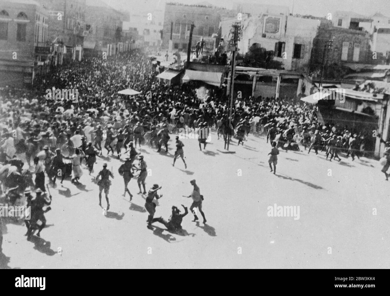 Premières photos des émeutes de Palestine . La police britannique fait face à des milliers d'Arabes furiés à tel Aviv . Beaucoup ont tué et blessé dans la guerre de race . La police britannique portant des casques en acier a été appelée à traiter avec des milliers d'Arabes enragés qui ont pris la rue de tel Aviv , nouvelle métropole juive en Palestine , lorsqu'une guerre raciale a éclaté dans de nombreuses villes du pays . Tel Aviv était l'un des principaux centres de trouble , et il y a eu beaucoup de facultés . Les batailles entre Juifs et Arabes dans tout le pays ont jusqu'à présent entraîné la mort de 17 Juifs et la mort de 63 blessés , 4 Banque D'Images