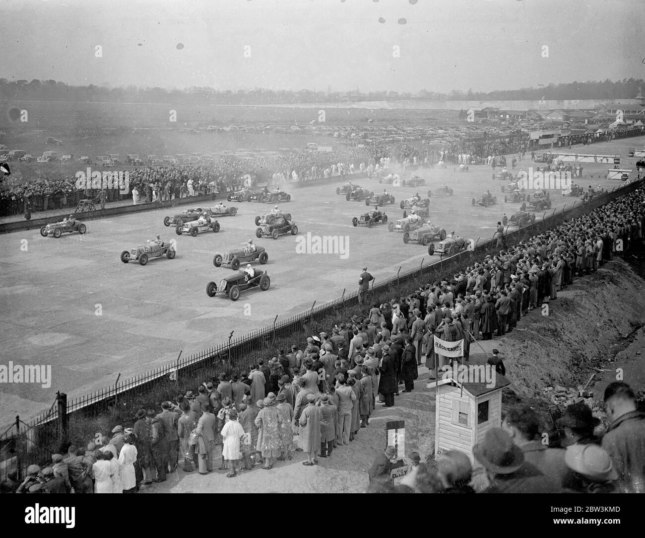Quarante-sept voitures ont été inscrites pour la course internationale de trophée de 250 miles à Brooklands . c'était le plus grand champ jamais reçu pour l'événement . Un système unique de handicap de cinq courbes d'intensité variable pour les cinq classes différentes a été utilisé . La photo montre le début . 2 mai 1936 Banque D'Images
