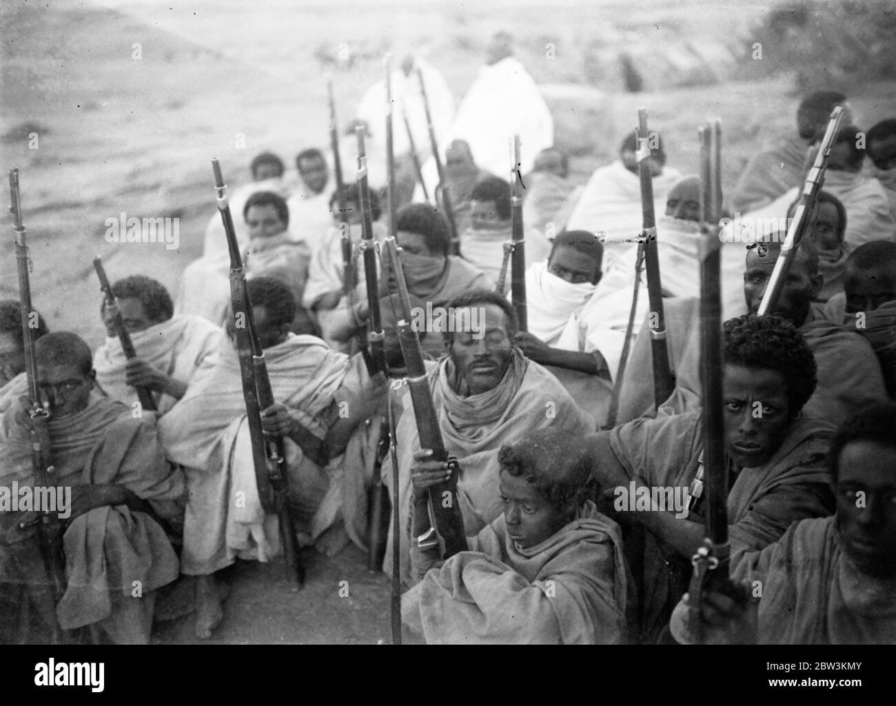 Les autochtones qui se sont rendus aux troupes italiennes ont pour but de garder leurs fusils . Photos de la campagne Abyssinienne par Ray Rousseau , photographe de Planet News du bureau de Paris. 27 novembre 1935 Banque D'Images