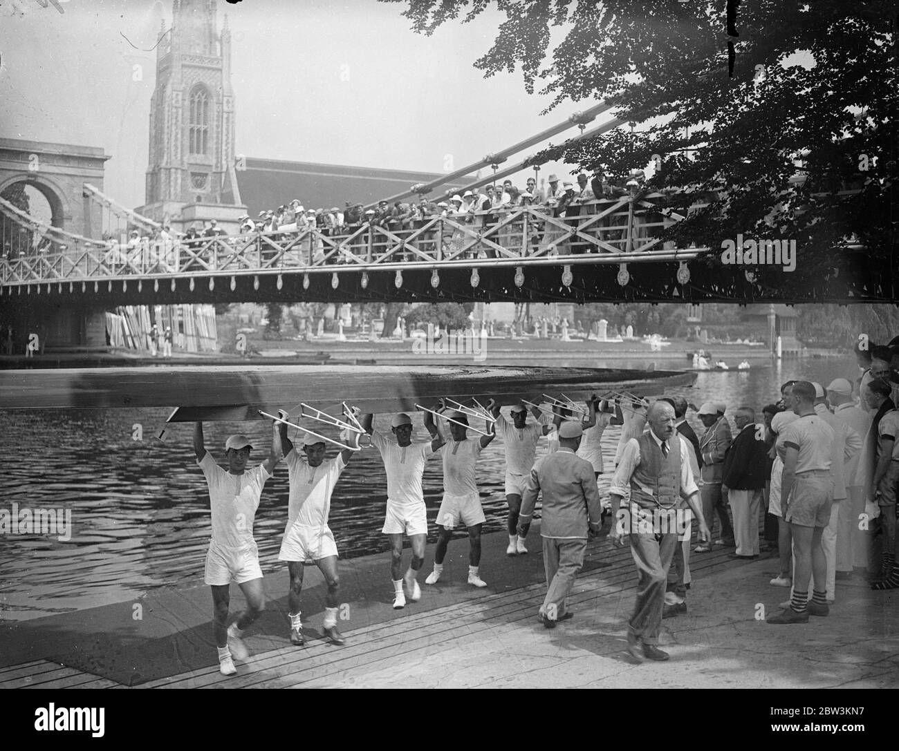 L'équipage de l'Université de Tokyo concourra à la régate Marlow . L'équipage de l'Université de Tokyo effectuant son bateau à Marlow . 20 juin 1936 Banque D'Images