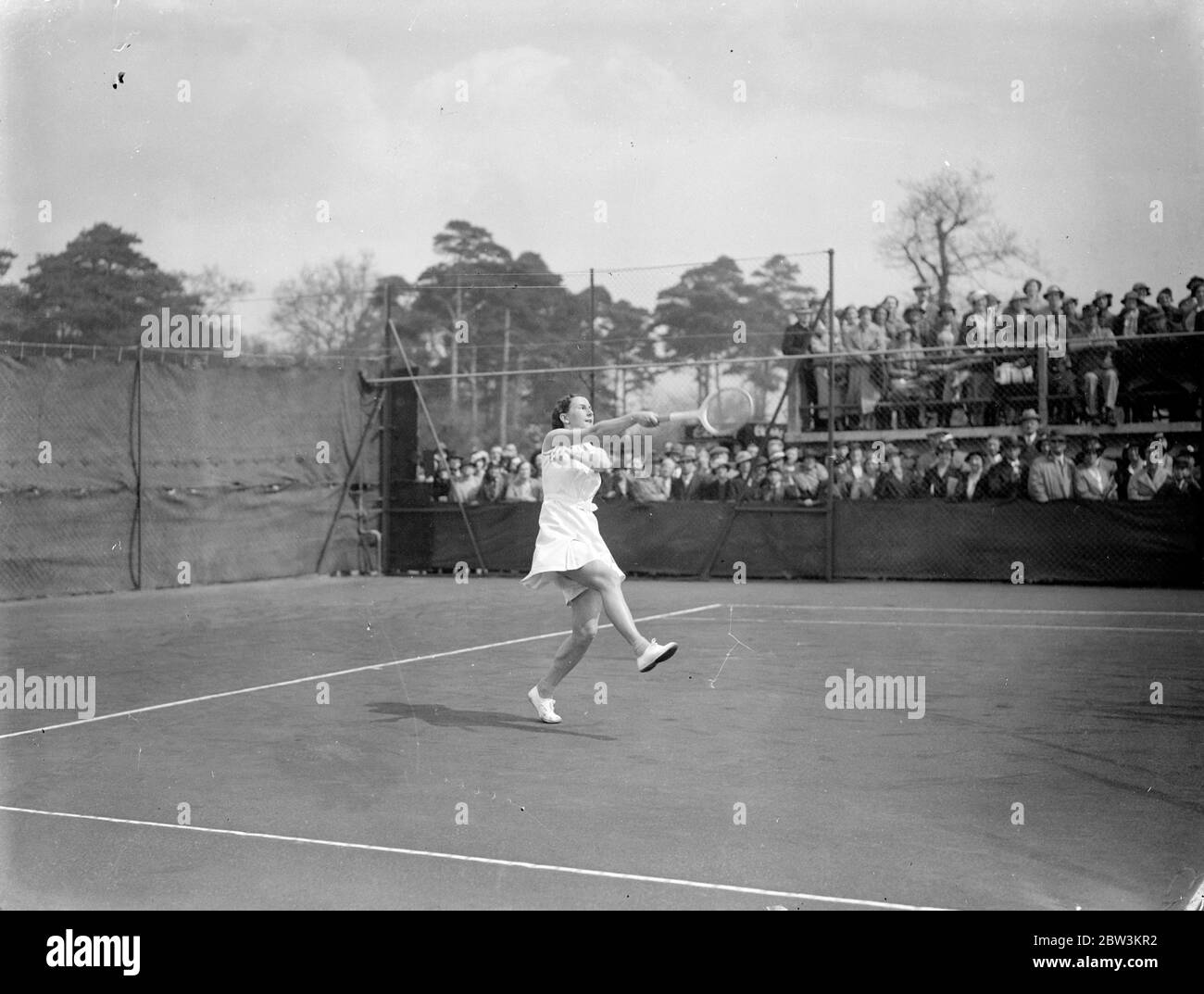 Mlle Dorothy Round s'est enveloppée à Bournemouth . Après une grande lutte , Mlle Dorothy Round a battu Mme J B Pittman 4 - 6 , 6 - 2 , 9 - 7 lors des championnats britanniques de tennis sur terrain dur à Bournemouth . Photos montre , Mlle Dorothy Round effectue une contortion avec son bras après avoir fait un coup . 28 avril 1936 Banque D'Images