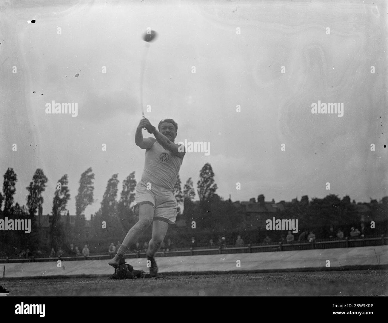 Lancer le marteau au concours de police athlétique Metropolitan avec AAA . Le Metropolitan police Athletic Club et l'amateur Athletic Association se sont réunis dans un concours de 12 événements à la Paddington Recreation . Le match faisait partie de la campagne de l' AAA pour encourager les athlètes de la police et des Services par compétition d'équipe . Photos , J Mc G Dulenz ( AAA ) lancer le marteau . 30 mai 1936 Banque D'Images