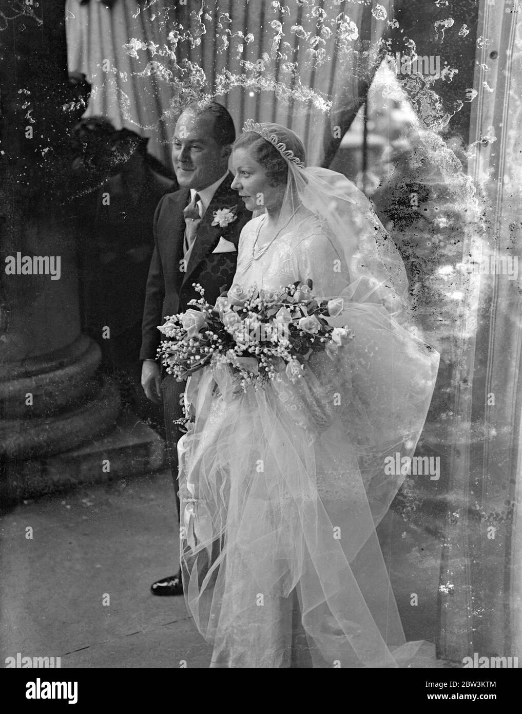 Grands petits-fils de Dickens pages au mariage de Londres . Les deux garçons , grands petits-fils de Charles Dickens , étaient des pages au mariage de Miss Cynthia Farmiloe , fille de MR et de Mme Harold Farmiloe , à M. Percy Malcolm Stewart , à la place de Hanovre de St George , Londres . Expositions de photos , la mariée et le marié partent après la cérémonie du 10 juin 1936 Banque D'Images